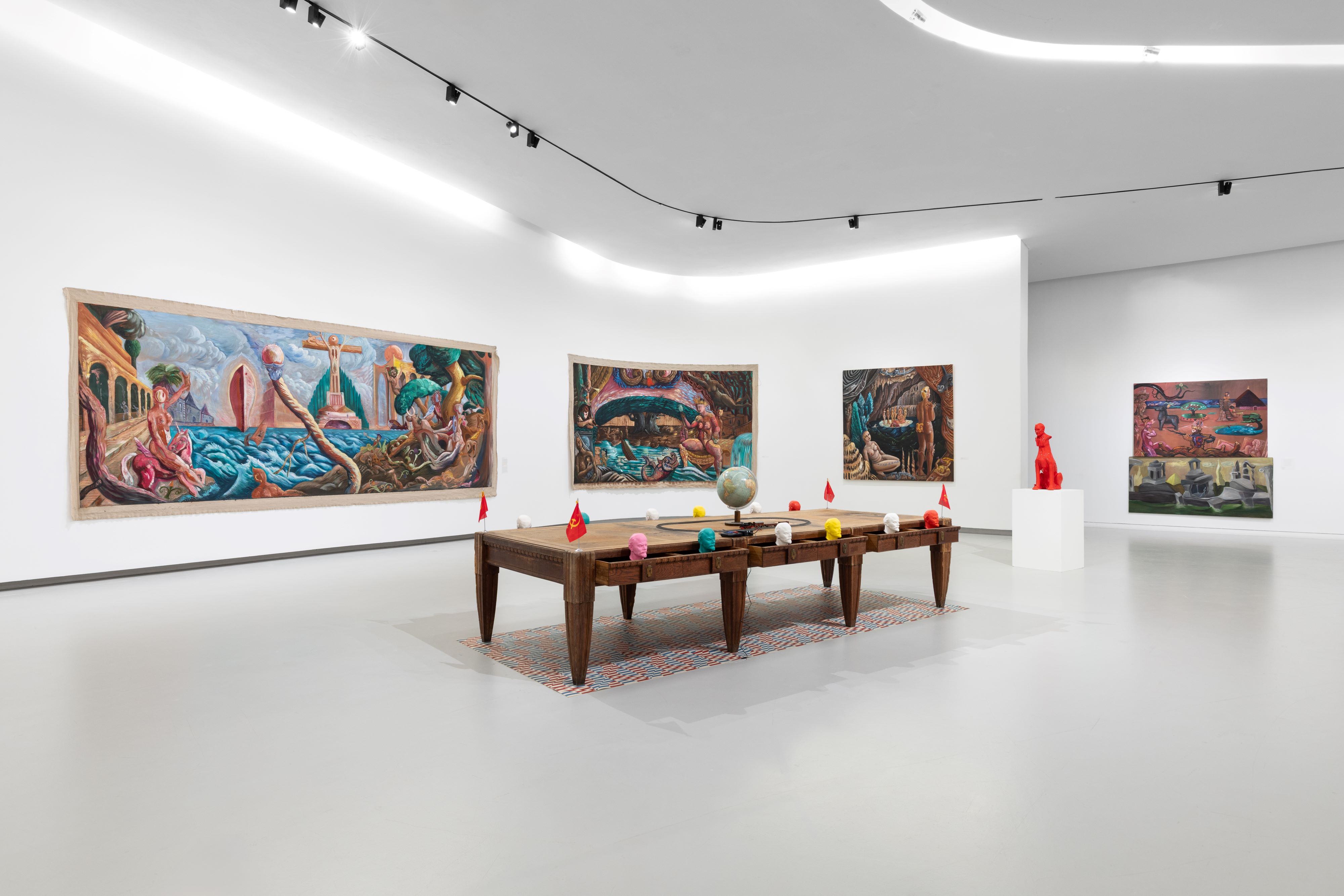 Quadros do artista e mesa com instalação artística