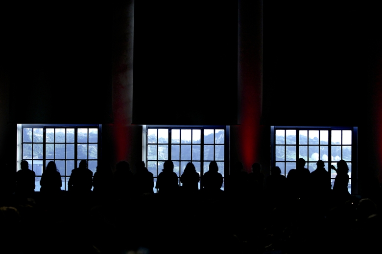 Silhouettes of people in the exhibition Gestos, by Ana Léon