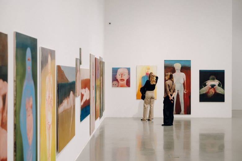 Pessoas na exposição